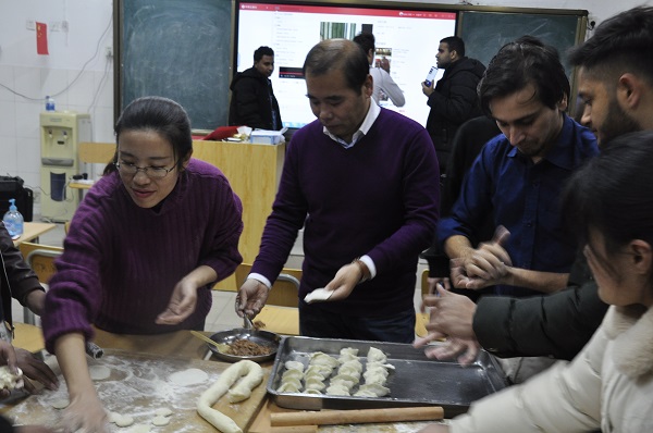 “留”在冬至 团圆饺子 ——工商管理系组织留学生包饺子体验冬至文化