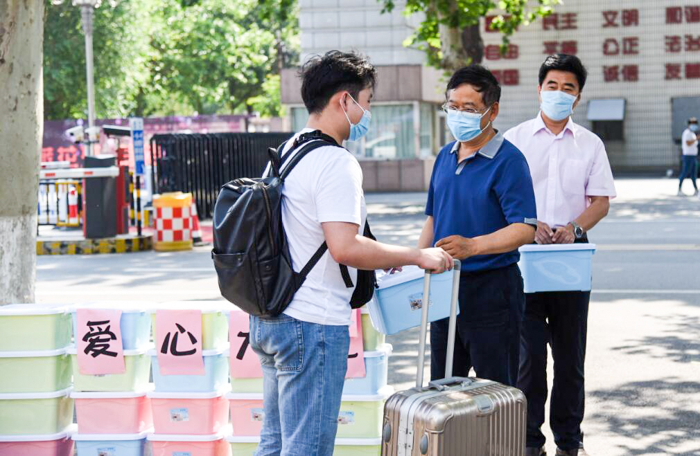 夏近叶成帷  轻院学子归